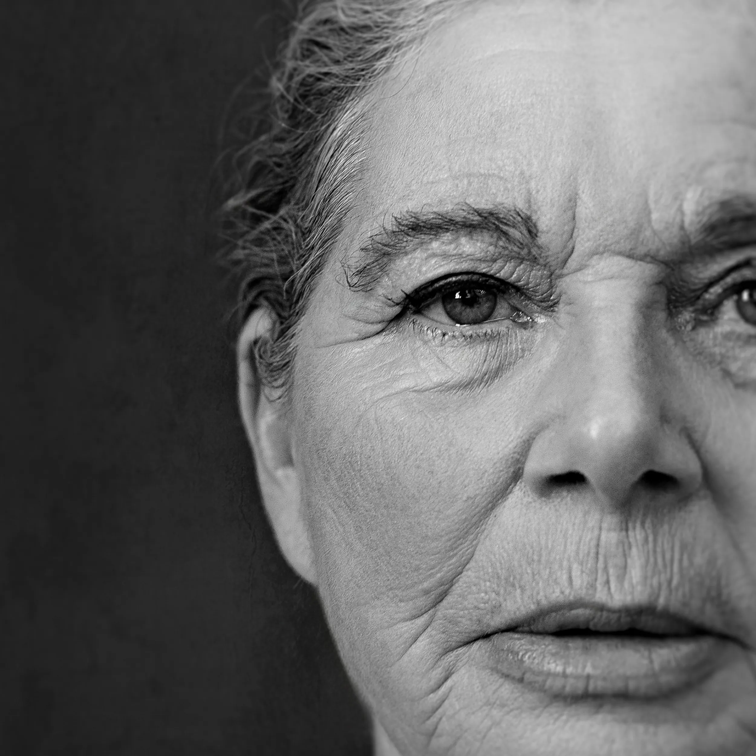 Retrato en blanco y negro de una de las protagonistas de GAIA, una mujer mayor de pelo largo y canoso que mira de frente