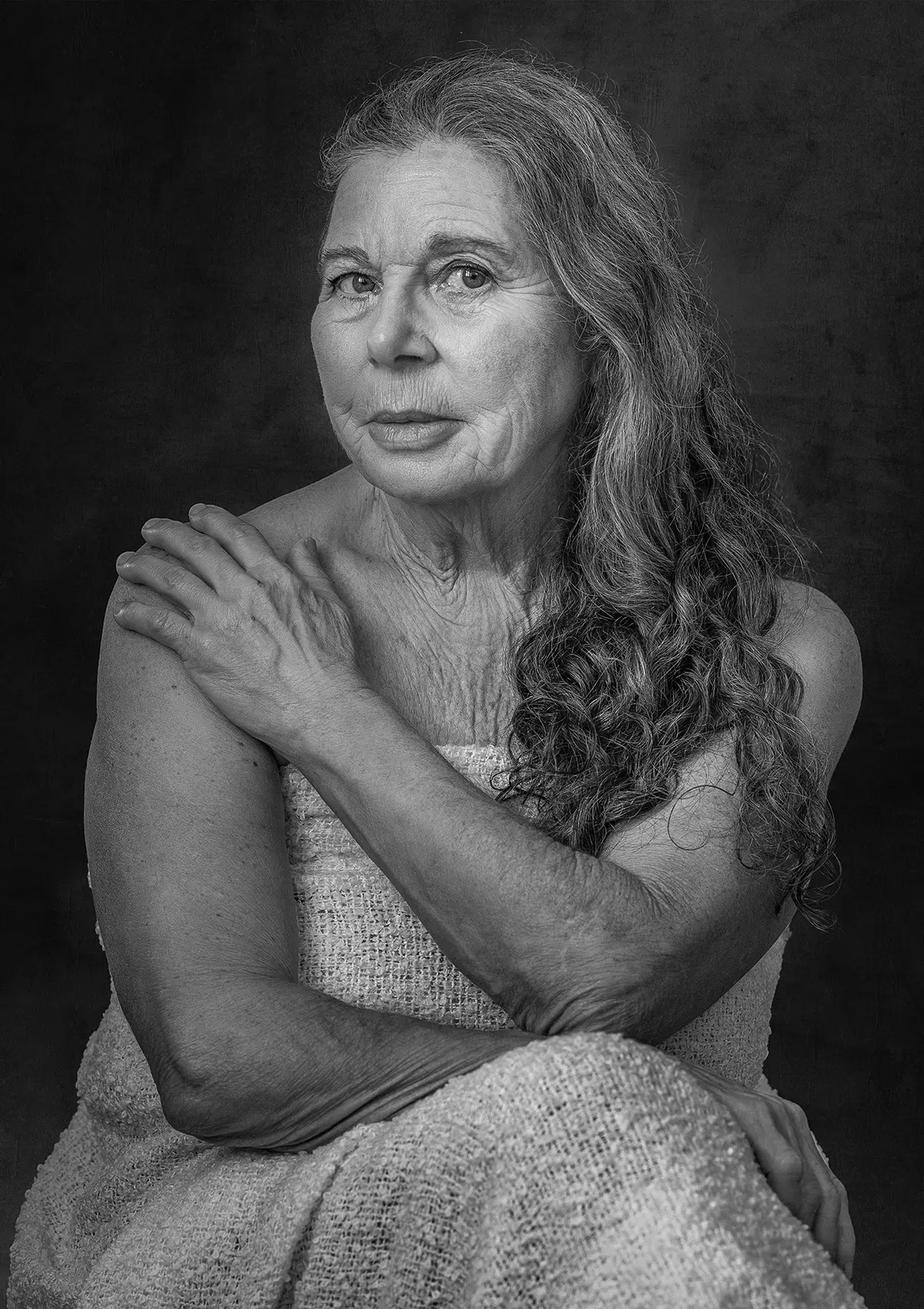 Retrato de cuerpo entero en blanco y negro de una protagonista de GAIA